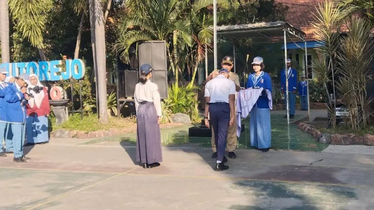 DISAMBUT HANGAT: Upacara pembukaan MPLS dibuka langsung oleh Kepala SMAN 1 Kutorejo Slamet Hariadi dengan ditandai penyematan tanda peserta MPLS kepada perwakilan siswa baru.