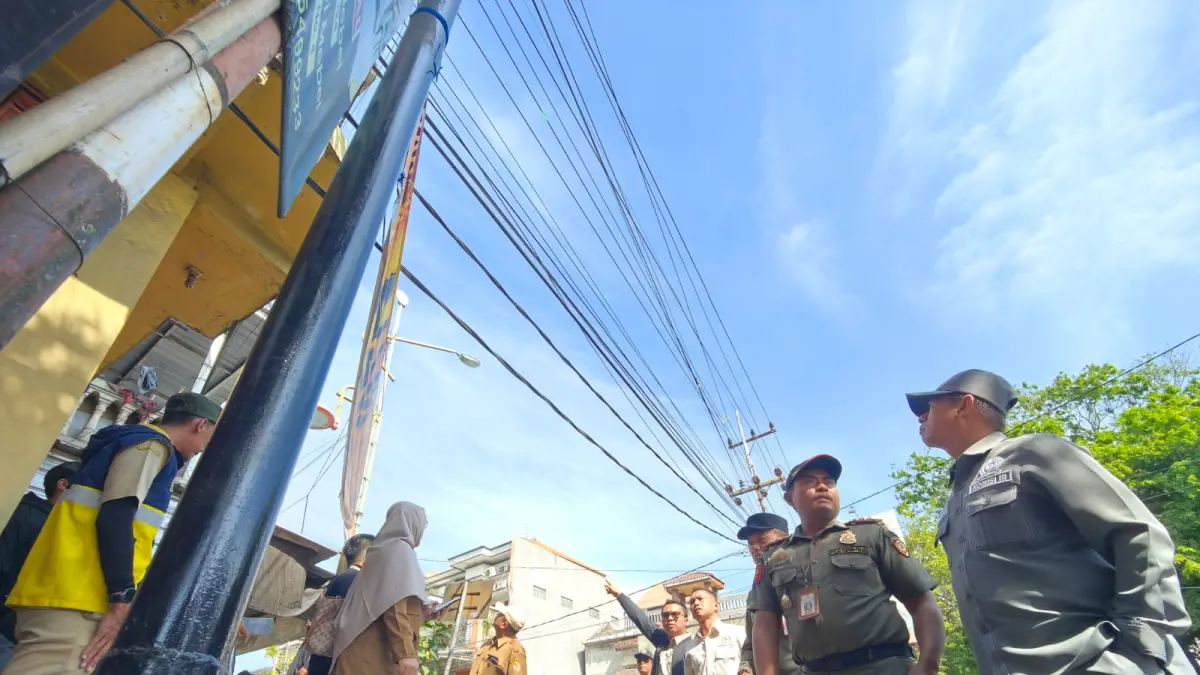 DITERTIBKAN: Petugas gabungan melibatkan Satpol PP, Dinas PUPR, dan Komisi III DPRD Kabupaten Mojokerto saat menyegel ODP milik provider ilegal di wilayah Kecamatan Mojosari, Rabu (28/7) lalu. (Dori JPRM)