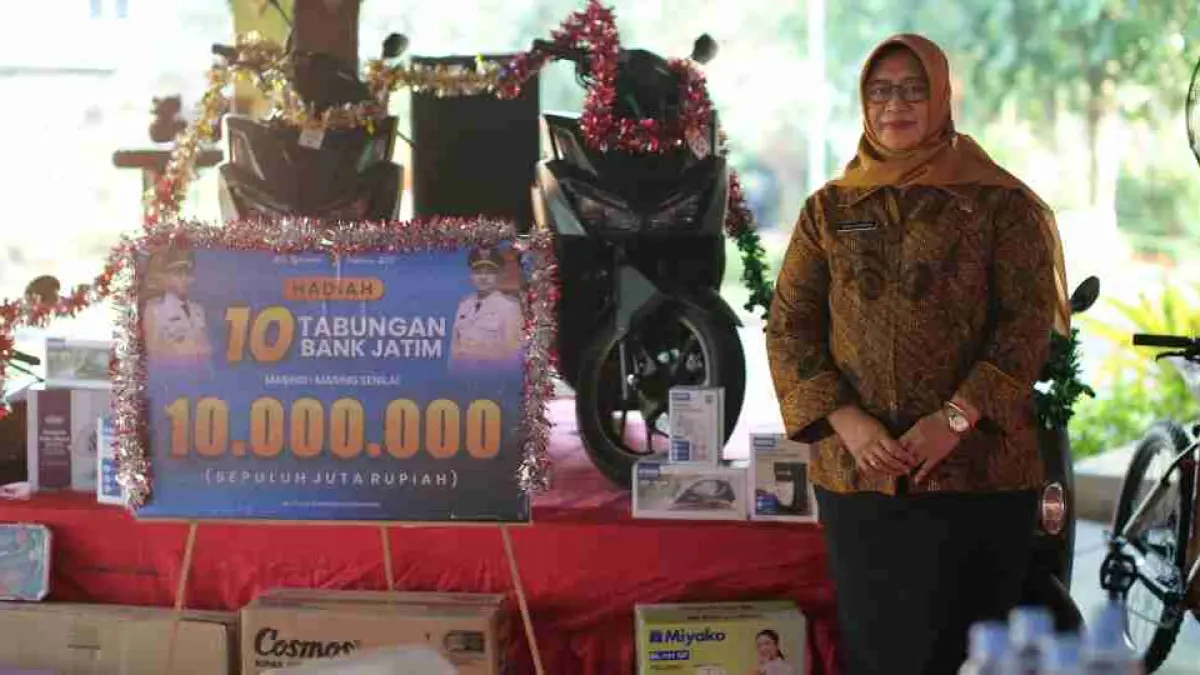 GEBYAR UNDIAN: Kepala Bapenda Kabupaten Mojokerto Nurul Istiqomah menunjukkan hadiah utama unit motor dan tabungan untuk wajib pajak yang patuh, di Pendapa GMT Pemkab Mojokerto, Rabu (29/7).