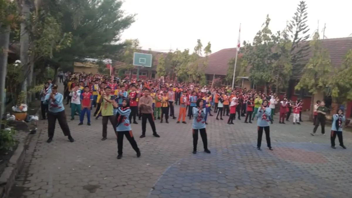 JAGA KEBUGARAN: Peserta didik baru mengikuti olahraga pagi yang menjadi salah satu dari implementasi Tujuh Kebiasaan Anak Indonesia Hebat.