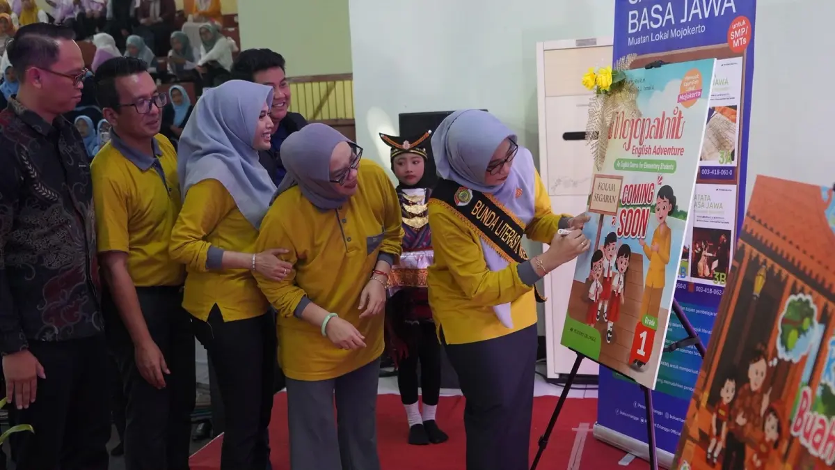 KARYA TULIS: Bunda PAUD sekaligus Bunda Literasi Kabupaten Mojokerto Ning Hana menandatangani sampul buku sekaligus menandai  peluncuran dua buku budaya lokal.