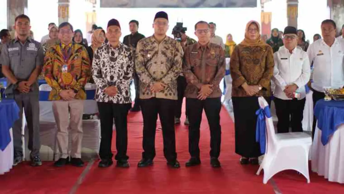 KOLABORASI: Wabup M. Rizal Octavian didampingi Sekdakab Teguh Gunarko, Kepala Bapenda Nurul Istiqomah sejumlah tamu undangan dalam HLM ETPD di Pendapa GMT Pemkab Mojokerto, Rabu (29/7).