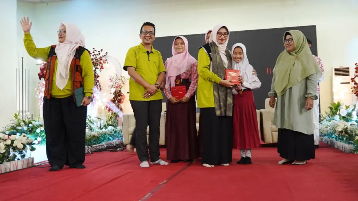 KOMITMEN: Bunda PAUD sekaligus Bunda Literasi Kabupaten Mojokerto Ning Hana menyerahkan doorprize kepada peserta.