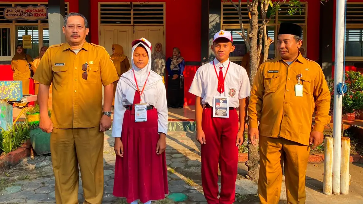LINGKUNGAN BARU: Prosesi penyematan tanda peserta kepada perwakilan siswa baru di SMPN 2 Mojonyar pada pembukaan MPLS tahun ajaran 2026/2027.