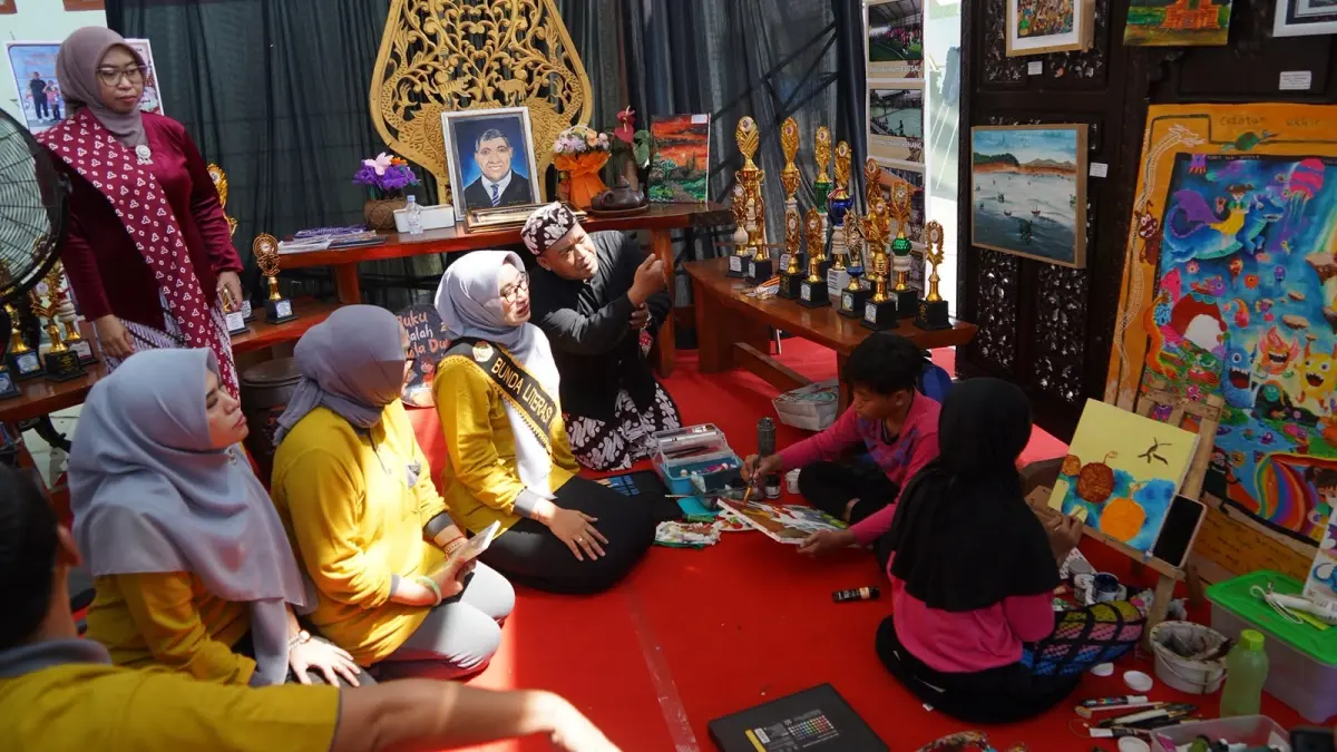 LITERASI: Bunda PAUD sekaligus Bunda Literasi Kabupaten Mojokerto Ning Hana saat meninjau stan SDN Mojosari.