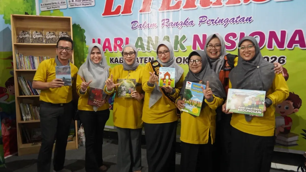 MENINJAU: Bunda PAUD Ning Hana, Kepala dispendik Amsar Azhar Siregar, dan Kadis Perpustakaan dan Kearsipan Nalurita Priswiandini meninjau pojok literasi.