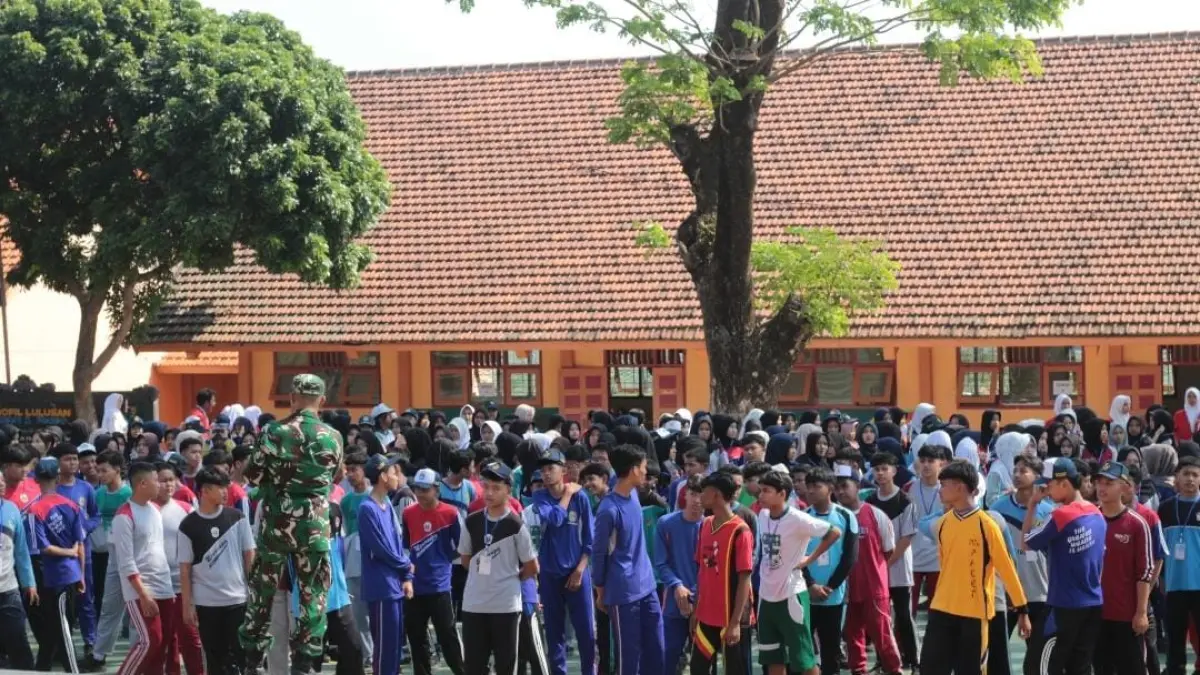 NASIONALISME: Ratusan siswa baru SMAN 1 Pacet saat mengikuti materi wawasan kebangsaan yang disampaikan oleh anggota TNI.