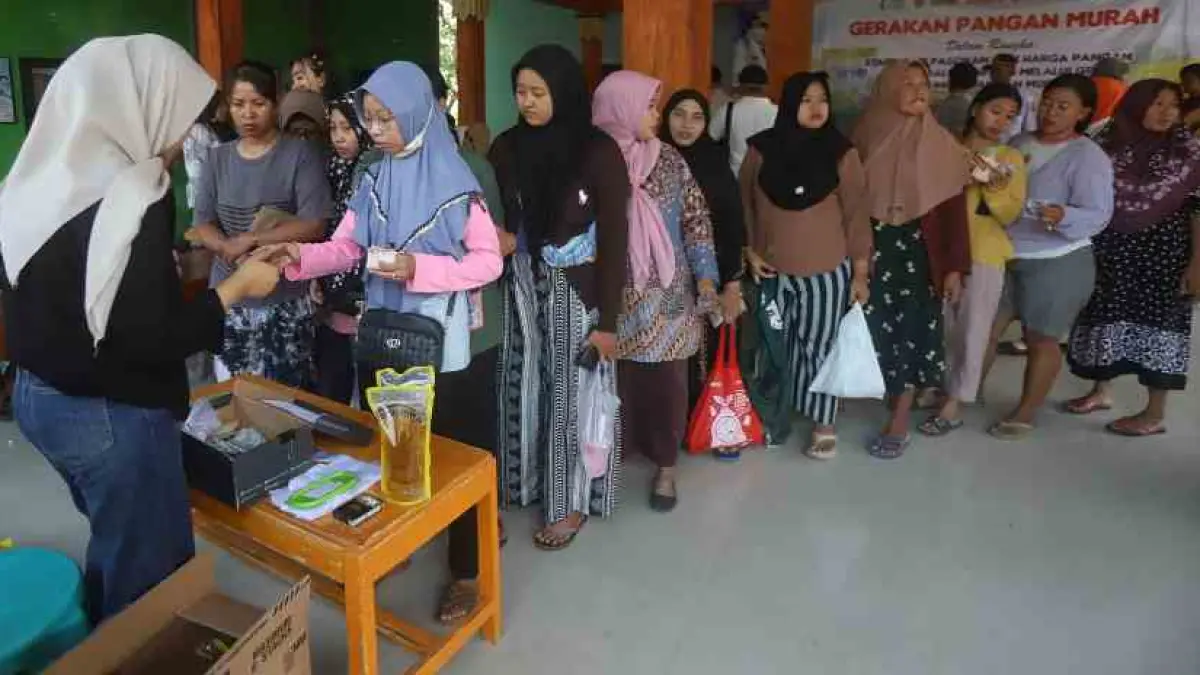 PANGAN MURAH: Gerakan Pangan Murah di Desa Gunungan, Kecamatan Dawarblandong berhasil menyedot antusiasme tinggi warga sekitar, Rabu (29/7). (Sofan Kurniawan/JPRM) 