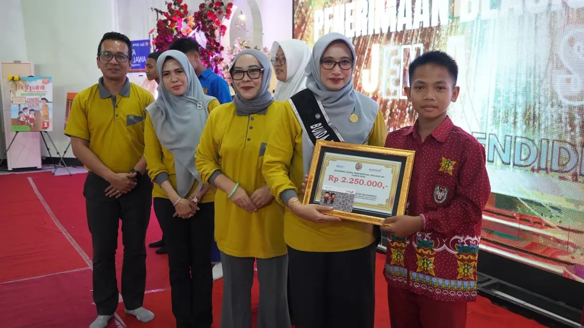 PEDULI PENDIDIKAN: Penyerahan beasiswa prestasi bagi siswa jenjang SD se-Kabupaten Mojokerto.