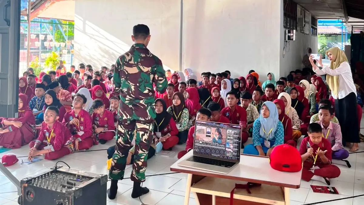 PEMBINAAN: Murid baru SMPN 3 Kutorejo menerima pembekalan dari koramil tentang kedisiplinan dan wawasan kebangsaan.