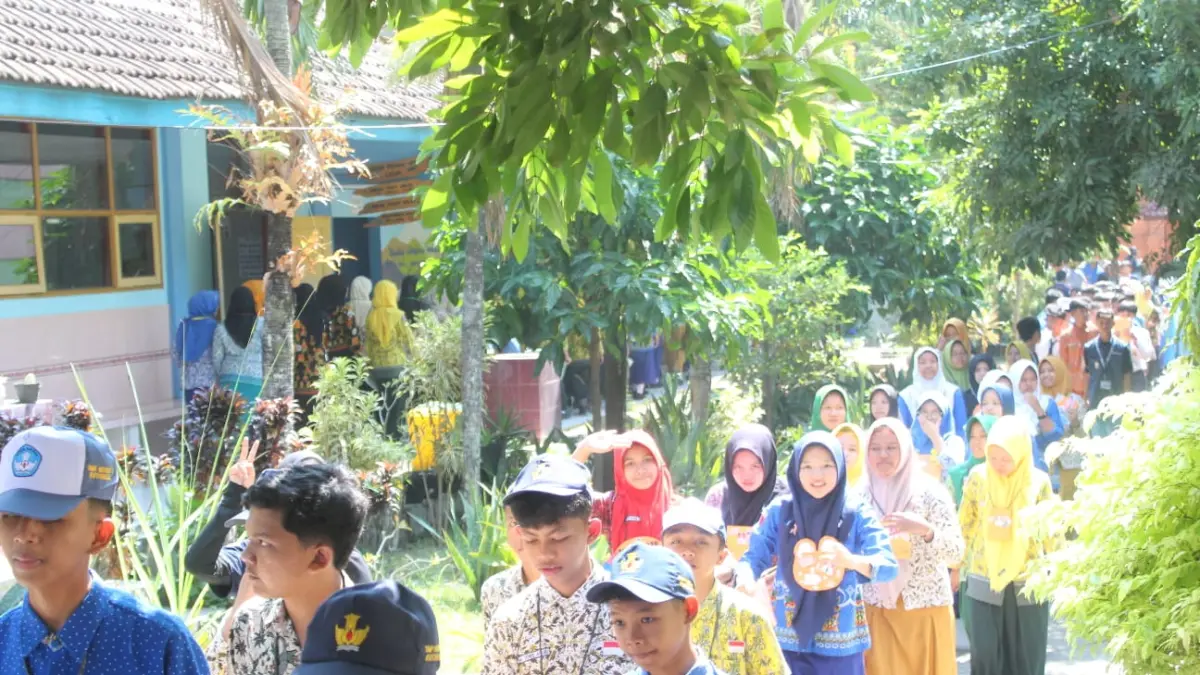PENGENALAN: Ratusan siswa baru SMAN 1 Kutorejo saat mengikuti kegiatan school tour sebagai rangkaian MPLS Ramah.