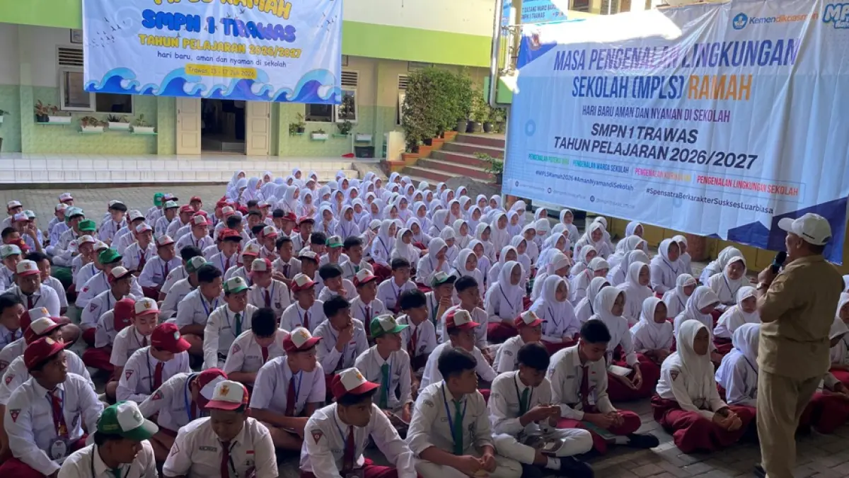 PENYAMBUTAN: Kepala SMPN 1 Trawas Sudiono, S.Pd menyambut ratusan siswa baru saat gelaran MPLS Ramah 2026 berlangsung. 