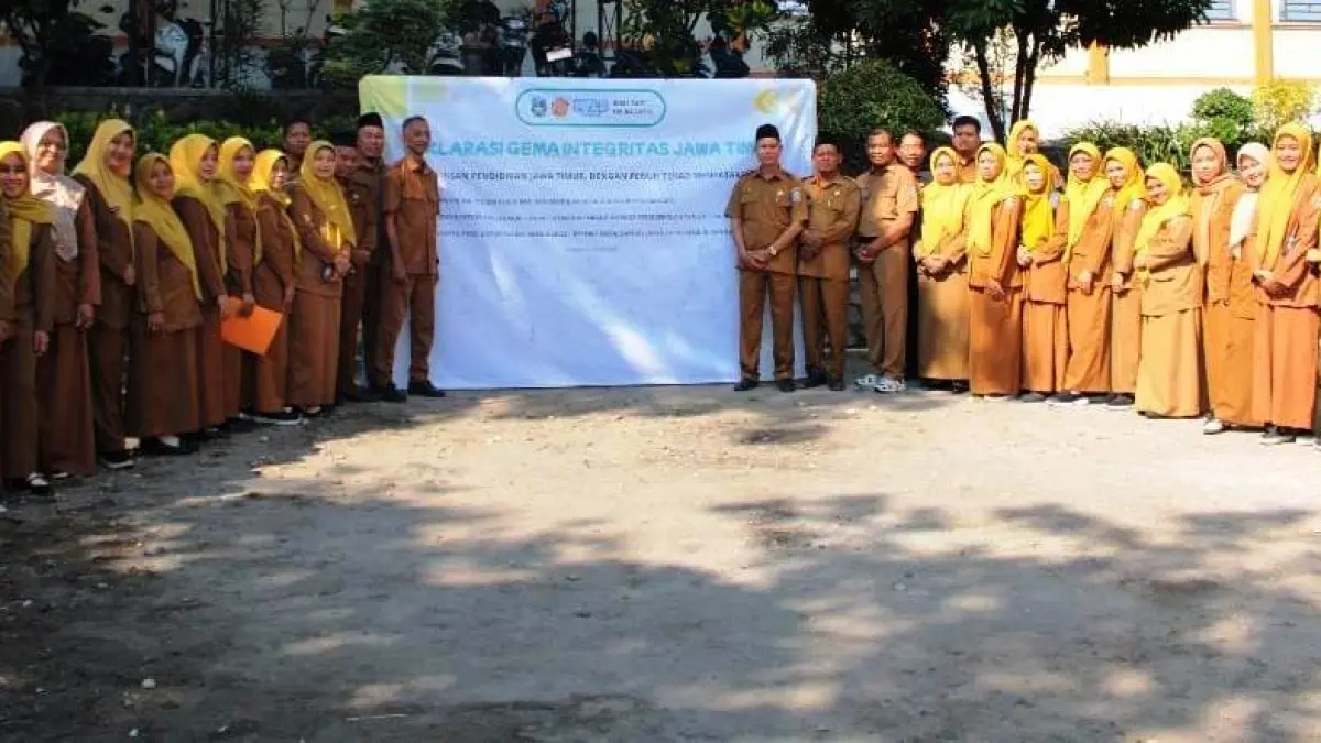RAMAH: Kepala, jajaran dewan guru, dan tenaga kependidikan SMAN 1 Pacet mengikuti Deklarasi Gema Integritas Jawa Timur sebagai rangkaian kegiatan MPLS.