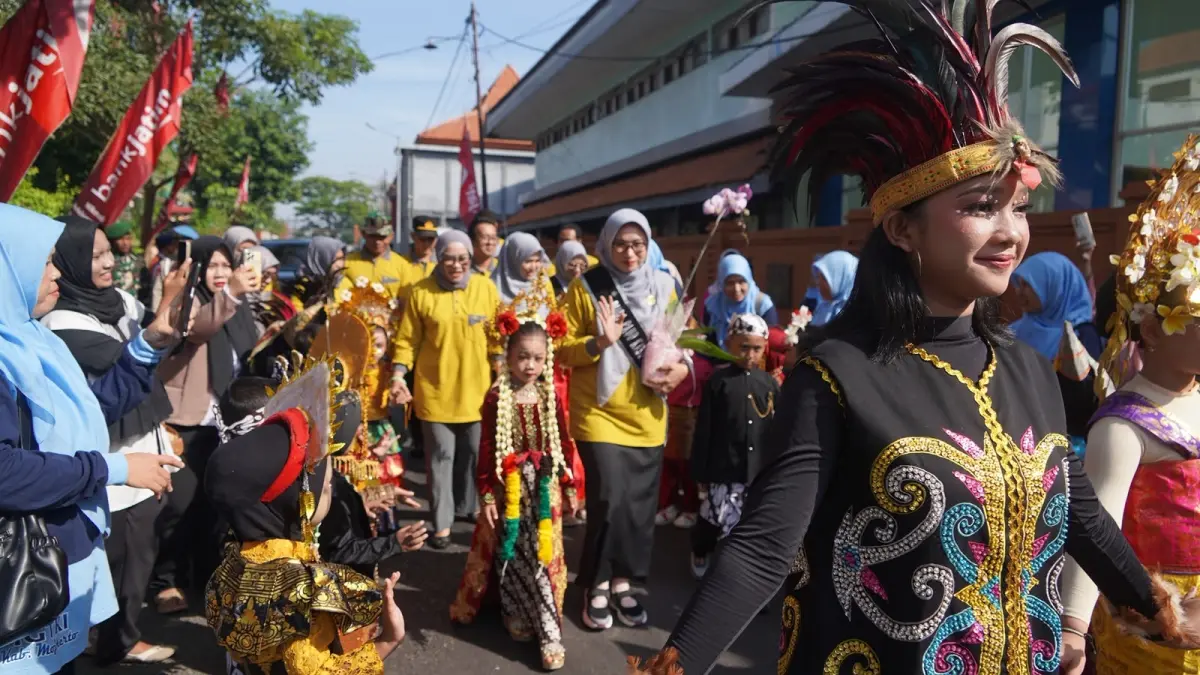 SEMARAK: Pemkab Mojokerto menggelar Gebyar Hari Anak Nasional 2026 yang berlangsung meriah di GOR Dispendik Kabupaten Mojokerto, Selasa (28/7).