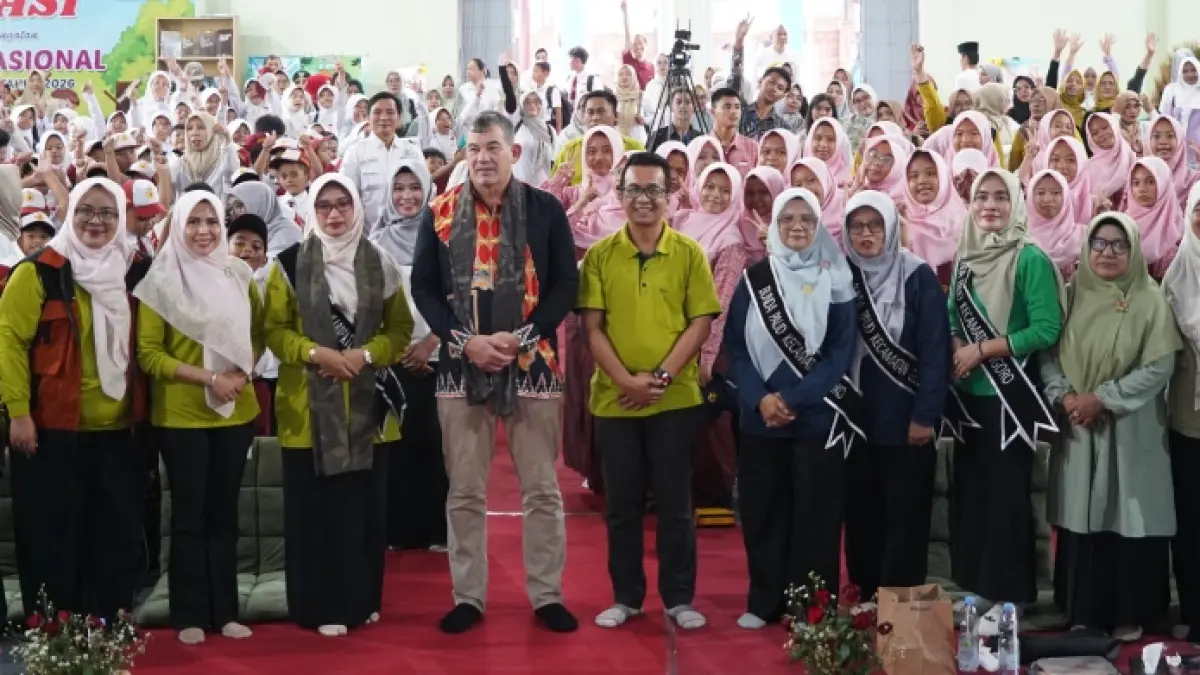 SINERGI: Bunda PAUD sekaligus Bunda Literasi Kabupaten Mojokerto Ning Hana, Kepala Dispendik Amsar Azhari Siregar, dan Konsulat Jenderal Australia untuk Jawa Timur dan Jawa Tengah Glen Askew bersama para peserta. 