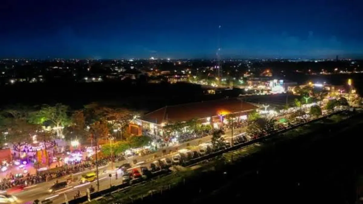 Suasana malam yang selalu ramai di sepanjang Jalan Benteng Pancasila, pusat berburu kuliner malam paling populer di Kota Mojokerto.