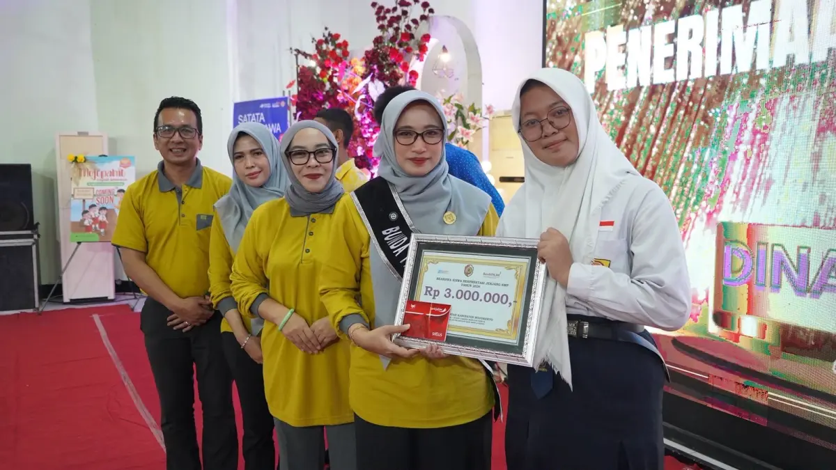 TINGKATKAN KUALITAS: Penyerahan beasiswa prestasi bagi siswa jenjang SMP se-Kabupaten Mojokerto.