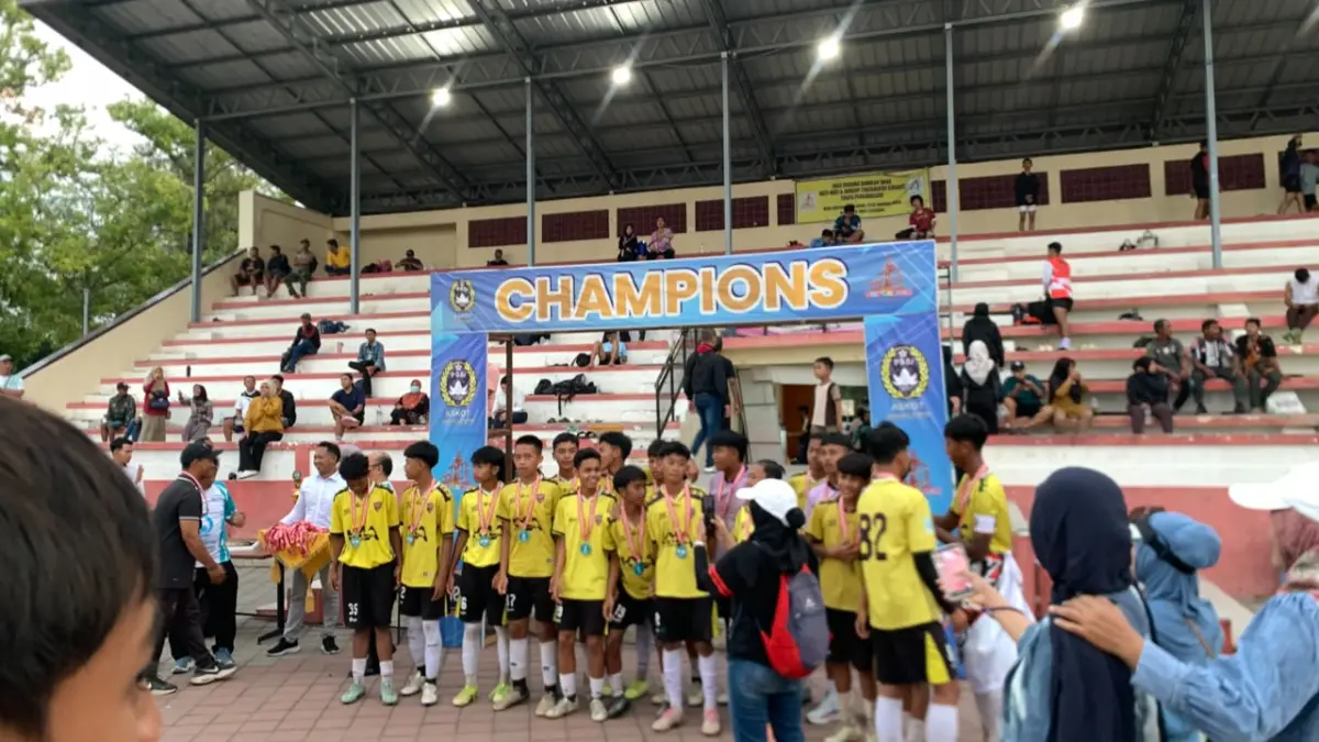 BERBAKAT: Askot PSSI Mojokerto menyerahkan piala ke tim U-13 dan U-15 SSB RNA Mojokerto (kuning) saat final Piala Soeratin 2026 di Gelora A. Yani, Rabu (29/7).