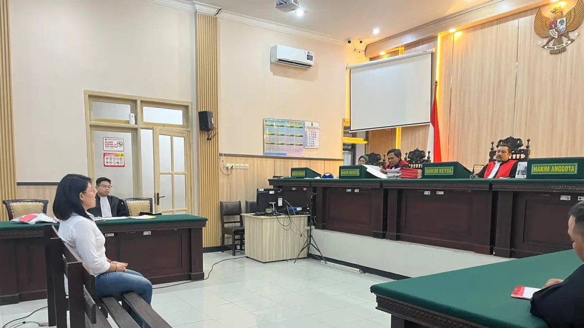 BERSALAH:&nbsp;Terdakwa penggelapan uang operasional homestay, Yan Dwi Mujiati, saat menjalani sidang putusan di Pengadilan Negeri Mojokerto, Rabu (29/7). (Farisma JPRM)