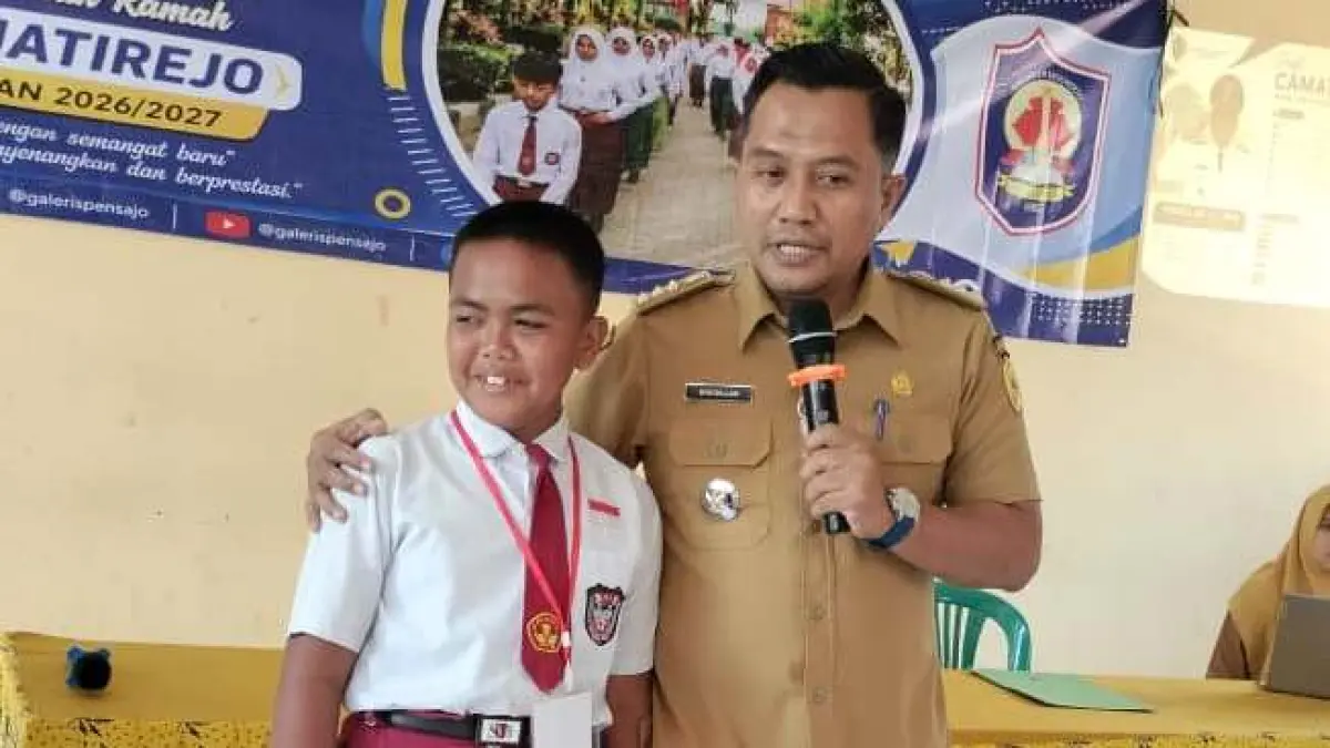 CINTA TANAH AIR: Camat Jatirejo memberikan materi Wawasan Kebangsaan kepada murid baru SMPN 1 Jatirejo dalam rangkaian MPLS Ramah. 
