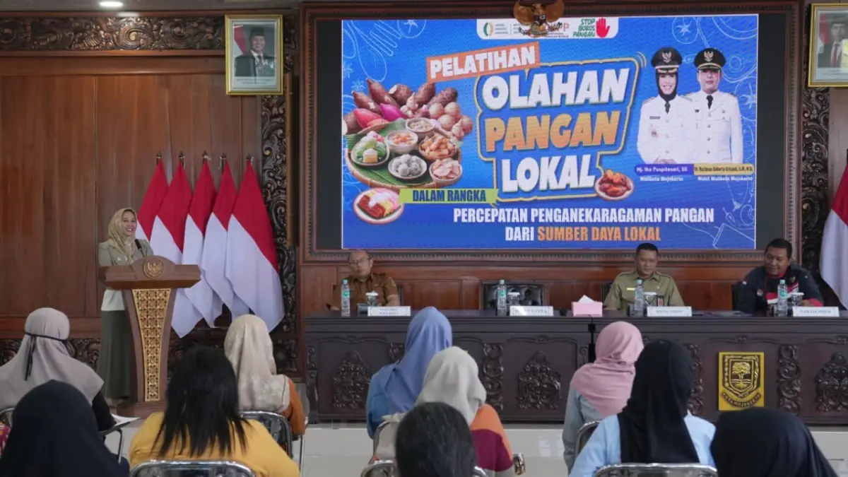 DIBERDAYAKAN: Pelaku UMKM Kota Mojokerto kuliner mengikuti pelatihan makanan berbasis pangan lokal PLUT Maja Citra Kinarya, Selasa (28/7).