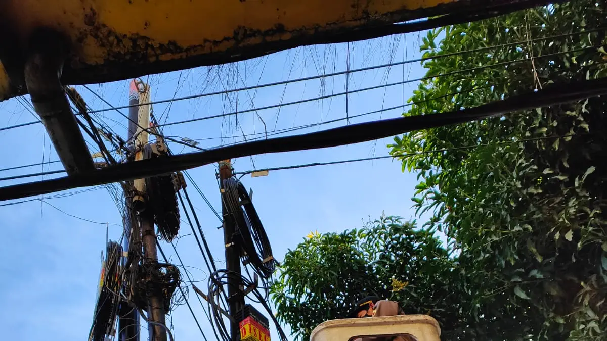 DISISIR: Satpol PP Kabupaten Mojokerto bakal kembali sisir kabel FO gelap milik provider yang mendompleng tiang PJU. Sebelumnya petugas juga melucuti kabel FO ilegal di wilayah Kecamatan Ngoro, Selasa (28/7).