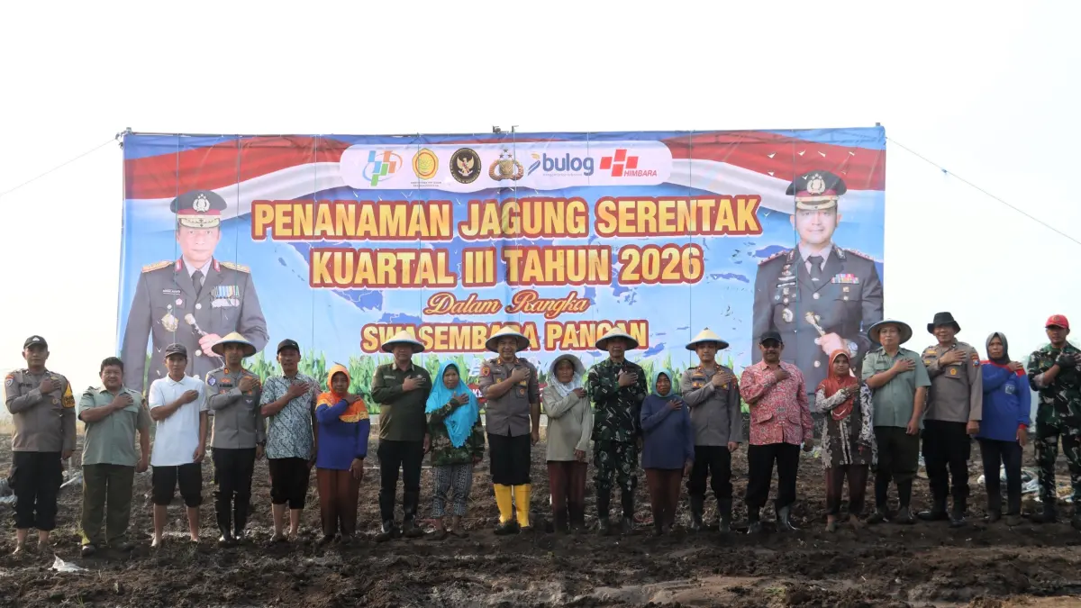 GOTONG ROYONG: Pemdes Lebaksono bersama Forkopimca dan Kapolres Mojokerto AKBP Andi Yudha Pranata menghadiri Penanaman Jagung Serentak Kuartal III Tahun 2026 di Dusun Lebak, Kamis (30/7).&nbsp; 
