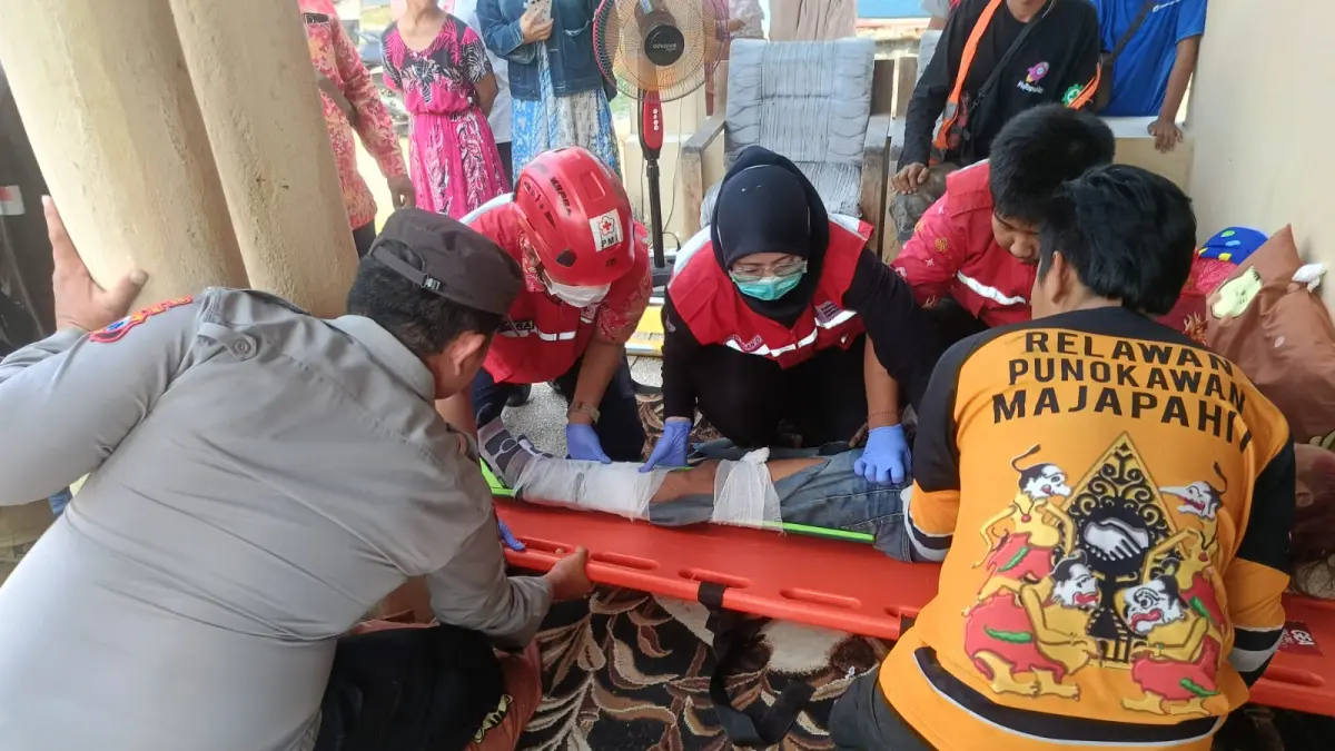 NAHAS: Salah satu pekerja pemasangan tiang internet yang tersengat listrik dievakuasi oleh petugas PMI Kota Mojokerto dan relawan menuju RSUD dr Wahidin Sudiro Husodo, kemarin (30/7). (Rizal JPRM)