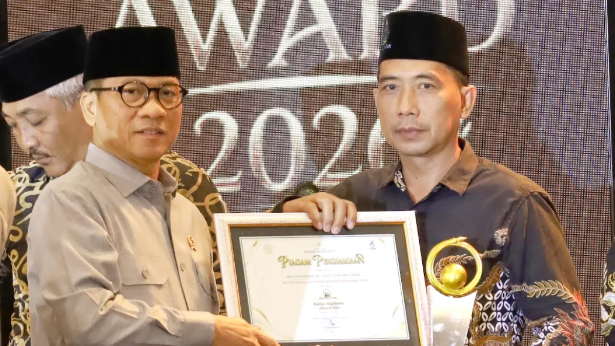 PELOPOR KEDAULATAN PANGAN: Kepala Desa Gunungsari Susanto menerima penghargaan Jawa Pos Radar Mojokerto Award 2026 dari Mendes PDT Yandri Susanto, di Ballroom Sunrise Hotel Mojokerto, Selasa (7/7). (Anggi Fridinato/JPRJ)