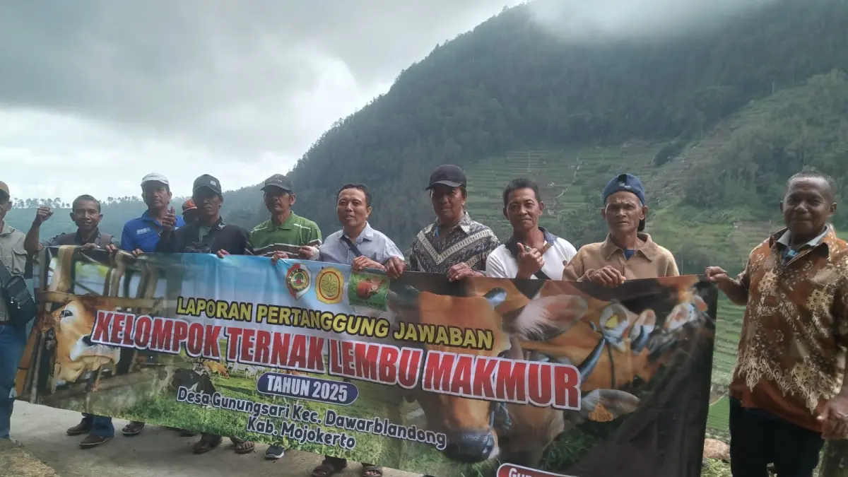 RAPAT SAMBIL WISATA: Anggota Kelompok Lembu Makmur menggelar RAT 2025 di kawasan wisata Magetan.