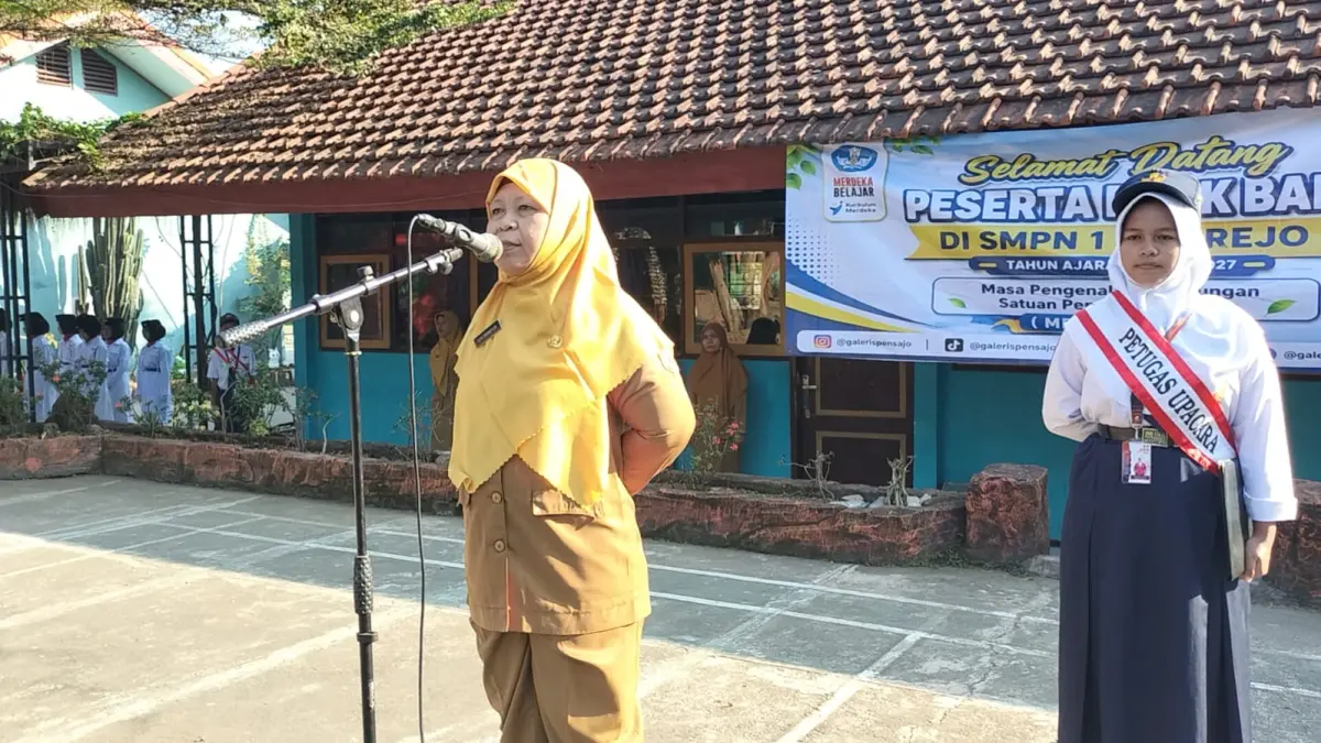 SAMBUT HANGAT: Kepala SMPN 1 Jatirejo Tutik Sriwahyuni secara resmi membuka kegiatan MPLS tahun ajaran 2026/2027.