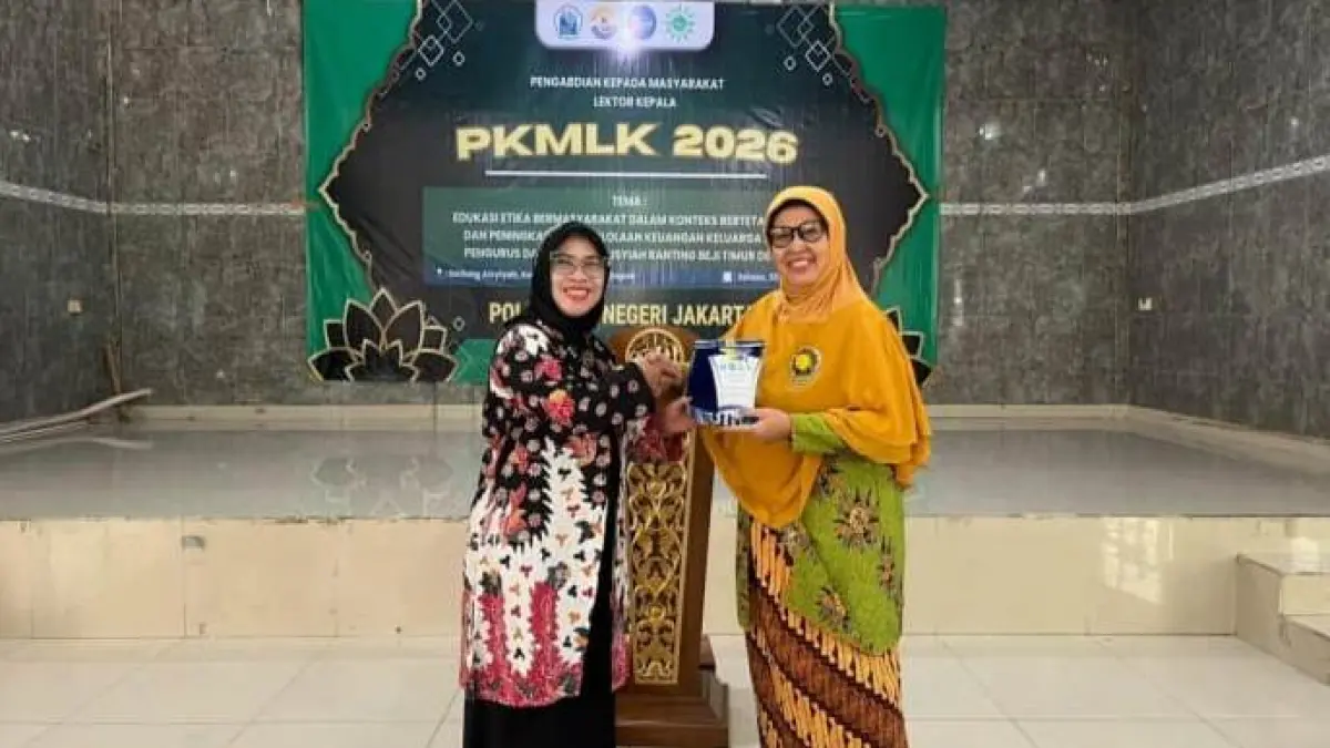 SINERGI: Dr. Ida Nurhayati, S.H., M.H. dari Politeknik Negeri Jakarta memberikan cinderamata kepada Ketua Aisyiyah Ranting Beji Timur, Depok setelah pelaksanaan kegiatan Pengabdian kepada Masyarakat di Beji Timur, Depok, Selasa (28/7). 
