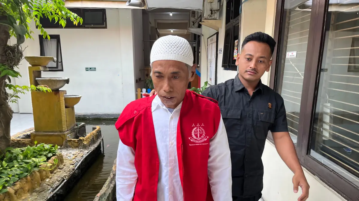TERBUKTI: MS, terdakwa rudapaksa gadis penyandang disabilitas dikawal petugas kejaksaan usai menjalani sidang di Pengadilan Negeri Mojokerto kemarin (30/7). (Farisma JPRM)