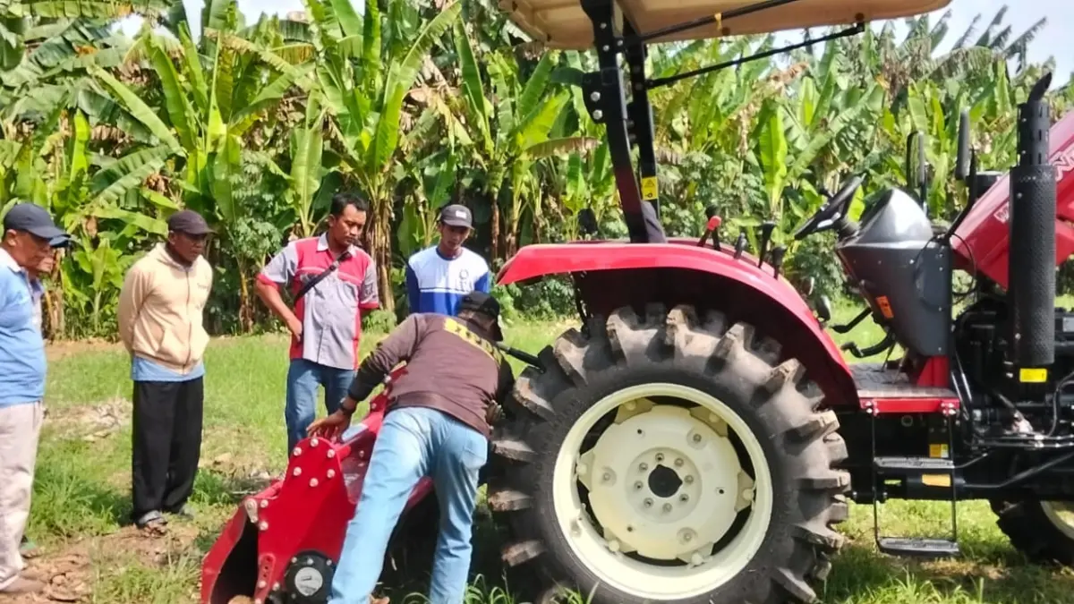 TINGKATKAN PRODUKTIVITAS: Petani Desa Gunungsari menerima bantuan traktor dari Pemprov Jatim pada 2025.