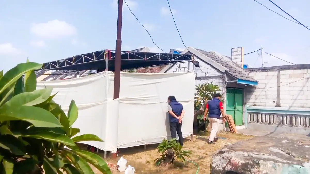 DIIDENTIFIKASI: Polres Mojokerto Kota saat melakukan ekshumasi pada makam RBG di Desa Suruh, Kecamatan Sukodono, Kabupaten Sidoarjo, Jumat (31/7). (Martda JPRM) 