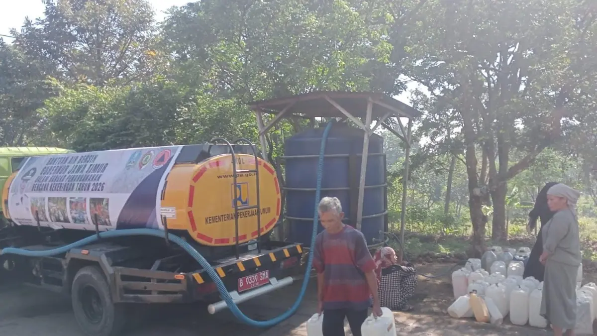 DISALURKAN: Petugas BPBD menyalurkan bantuan air bersih melalui kendaraan tangki ke Desa Kunjorowesi, Kecamatan Ngoro, Kabupaten Mojokerto.