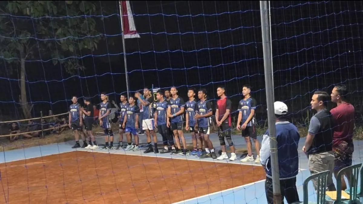 JUNJUNG SPORTIVITAS: Ajang tahunan Kades Cup III Desa Canggu kembali digelar dan diikuti 32 tim voli dari berbagau desa se-Kabupaten Mojokerto, Kamis (30/7). (Indah JPRM)