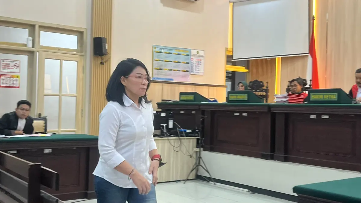 KEBERATAN: Yan Dwi Mujiati, terdakwa kasus penggelapan uang homestay saat menjalani sidang putusan di Pengadilan Negeri Mojokerto, Rabu (29/7). (Farisma JPRM)
