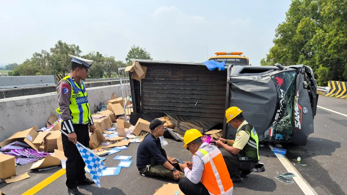 PENANGANAN: Petugas kepolisian bersama pengelola Tol Jomo menangani kecelakaan tunggal di KM 710+200.&nbsp;(