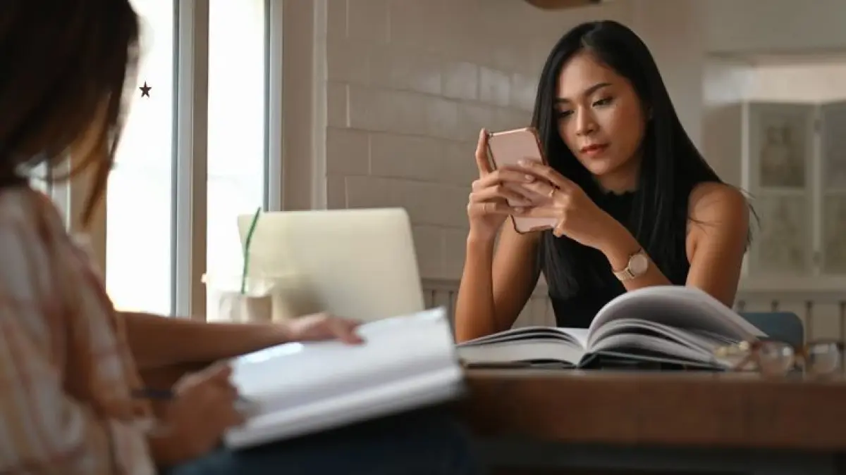 Pengaruh internet yang berlebih dapat menurunkan minat baca seseorang, dan membuat fokus lebih mudah teralihkan.