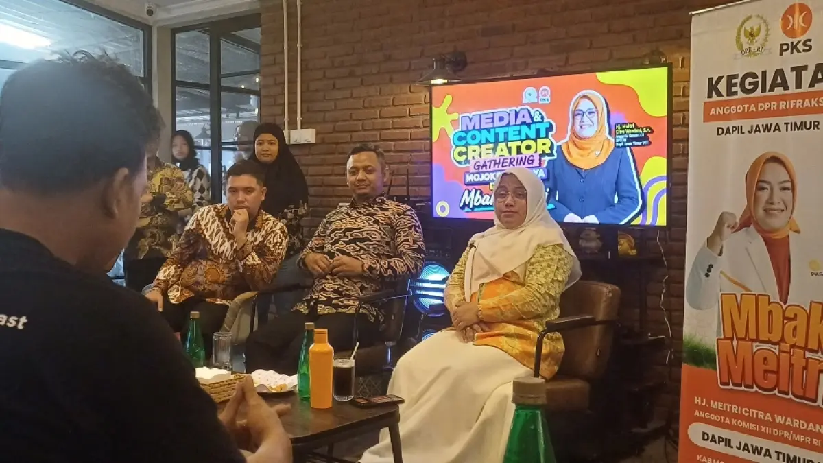 PENUH KEAKRABAN: Anggota Komisi XII DPR RI Hj Meitri Citra Wardani menggelar Media & Content Creator Gathering Mojokerto, di sebuah kafe di Jalan Surodinawan, Kelurahan Surodinawan, Kecamatan Prajurit Kulon, Kota Mojokerto, Jumat (31/7). (Dodik JPRM)