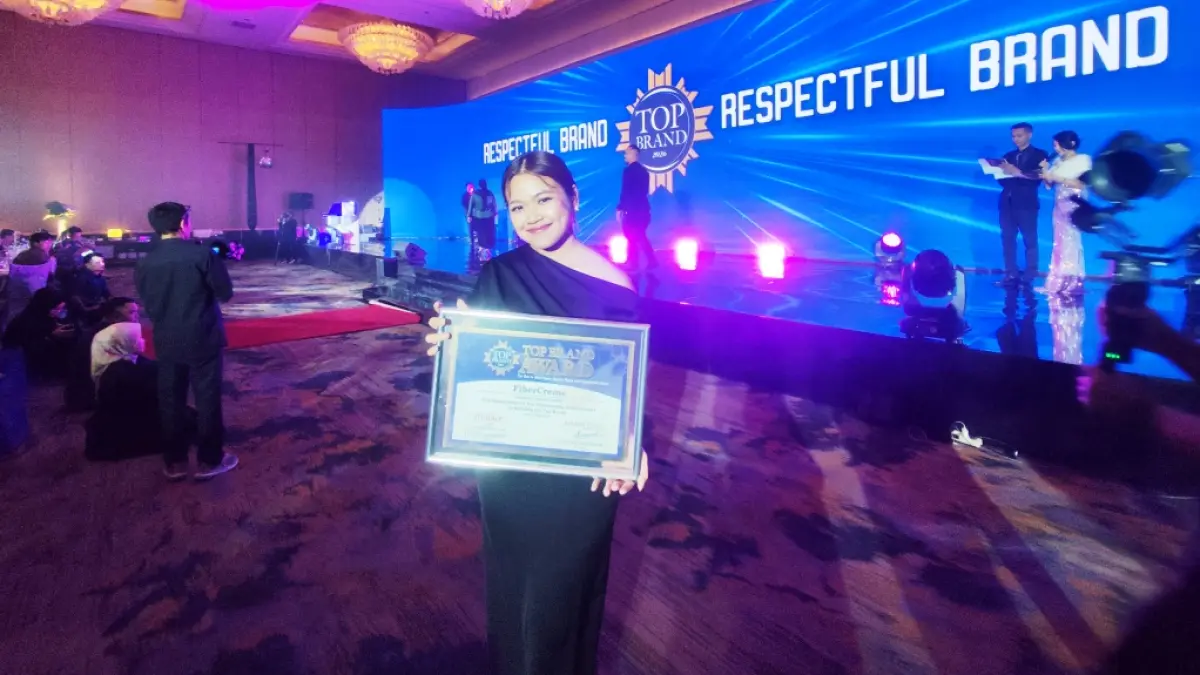 Priscilla Fabiola, Head of Brand PT Lautan Natural Krimerindo menerima Top BRand Awards 2026 untuk FiberCreme.