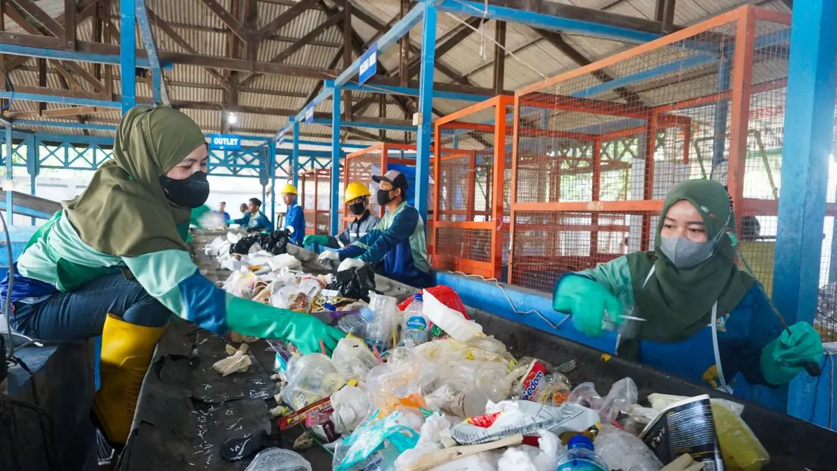 Sejumlah petugas memilah sampah berdasarkan jenisnya di fasilitas pengelolaan sampah. Pemilahan dilakukan untuk memudahkan proses pengolahan dan mengurangi sampah yang berakhir di tempat pembuangan.