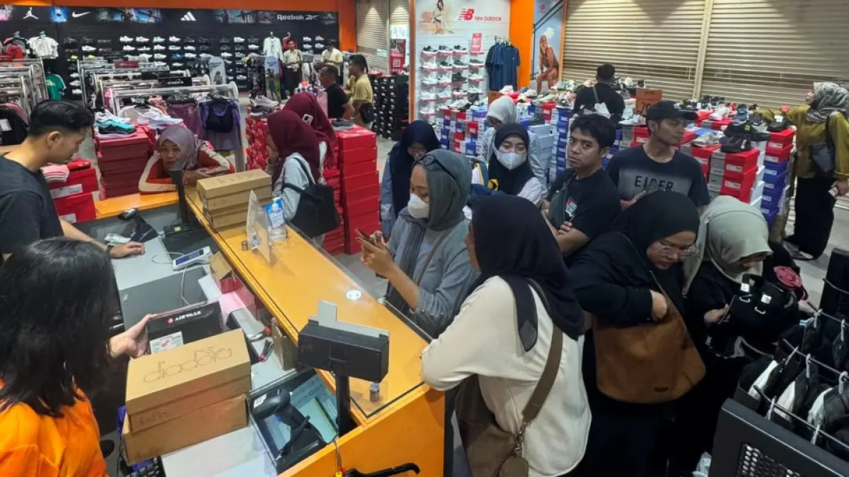 ANTRE: Antrean panjang di area kasir dipadati pengunjung yang banyak memborong koleksi sepatu olahraga, jaket dan topi.