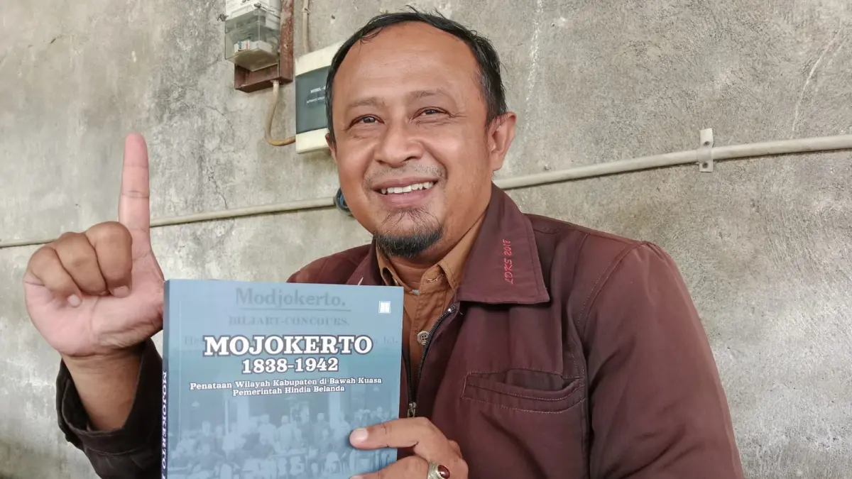 BUKU KEDUA: Fendy Suhartanto menunjukkan karyanya, buku Mojokerto 1838-1942: Penataan Wilayah Kabupaten di Bawah Kuasa Pemerintah Hindia Belanda. (Fendy JPRM)