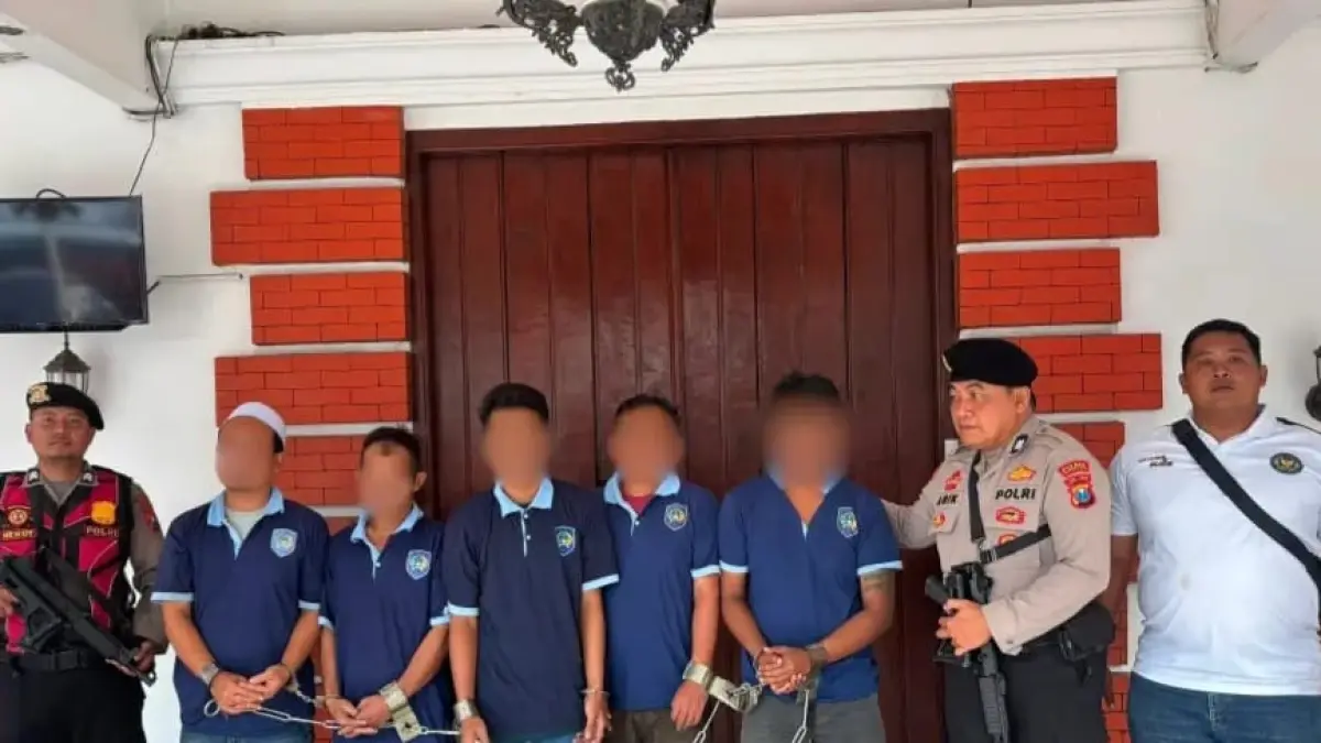 DIPINDAH: Sebanyak 15 napi Lapas Kelas IIB Mojokerto dibawa ke Lapas Pemuda Kelas IIA Madiun, Jumat (31/7). (dok Lapas Kelas IIB Mojokerto for JPRM)