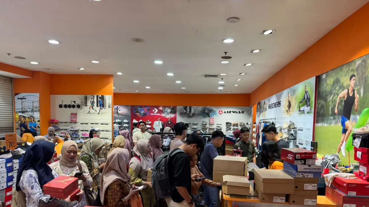 MEMBELUDAK: Pengunjung memenuhi stan Sports Station di Lantai Ground Sunrise Mall Mojokerto. (Dodik JPRM)