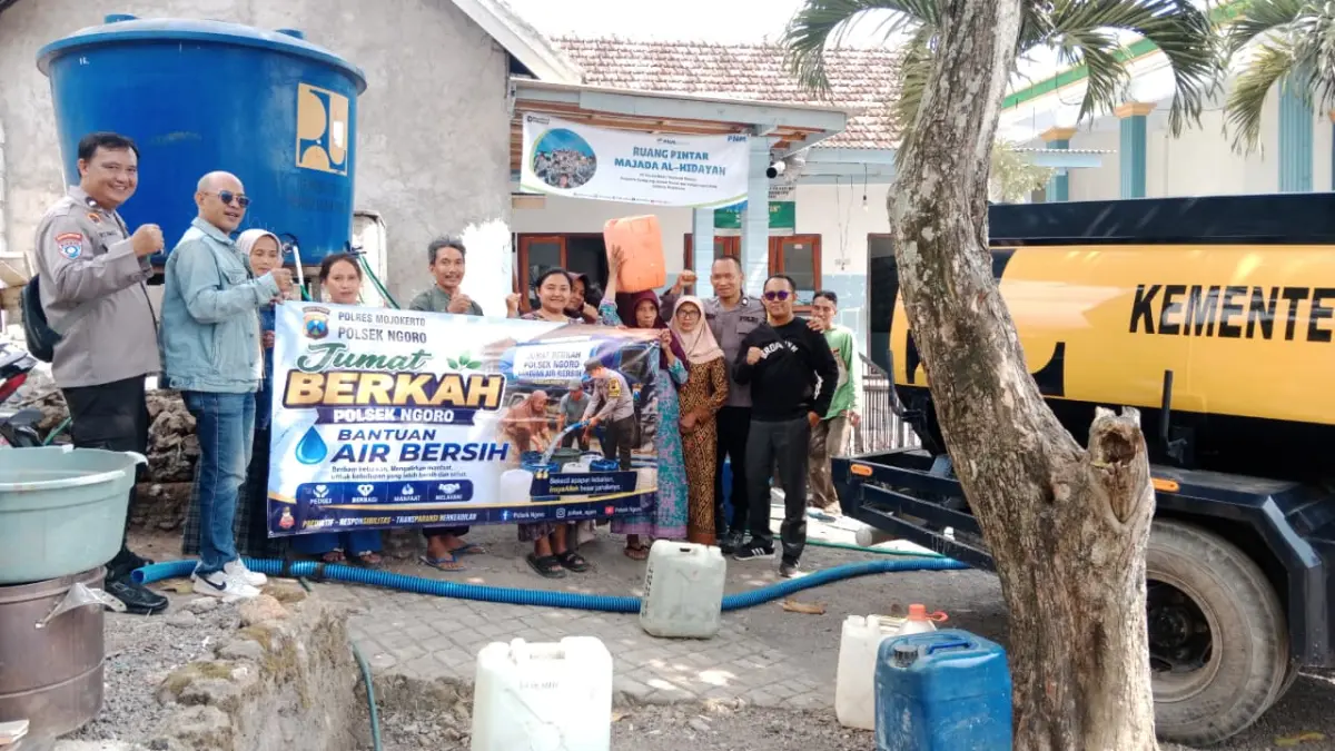 SUPLAI AIR: Polsek Ngoro menyalurkan bantuan air bersih kepada warga Desa Kunjorowesi, Kecamatan Ngoro, Jumat (31/7). (dok Polsek Ngoro for JPRM)
