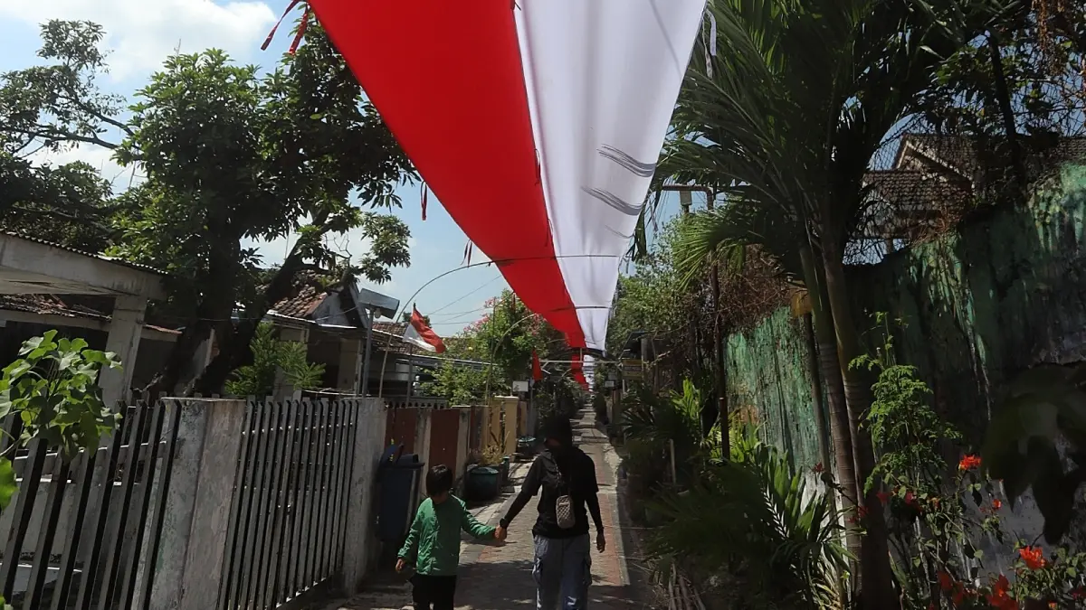 CINTA TANAH AIR: Warga Lingkungan Kalimati Gang 1, Kelurahan Jagalan, Kecamatan Kranggan, Kota Mojokerto menyambut HUT ke-81 Kemerdekaan RI dengan memasang bendera merah putih sepanjang 250 meter, Minggu (2/8). (Sofan JPRM)
