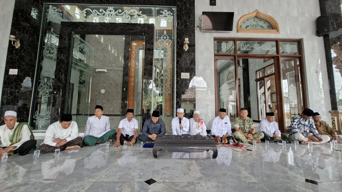 PERHATIAN NYATA: Staf Khusus Menteri Desa dan PDT M. Afif Zamroni didampingi Kepala Desa Dinoyo Anang Wahyudi bersama perangkat desa, BUMDes, PKK, tokoh masyarakat, dan TNI saat penyerahan cendera mata di Balai Desa Dinoyo.